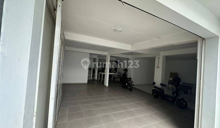 Rumah 3 Lantai Bagus Semi Furnished SHM di Bojong Indah 2