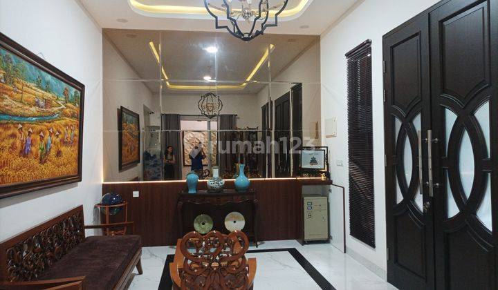 Rumah Mewah 2,5 Lantai di Taman Meruya Kembangan, Luas 300m 2