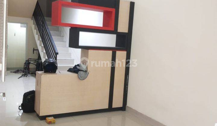 Rumah 2 Lantai Bagus Semi Furnished SHM di Joglo, Jakarta Barat  2