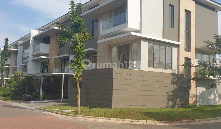 Rumah 2 Lantai Bagus Semi Furnished di Golf Island, Jakarta Utara 1