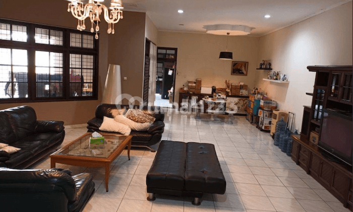 Rumah 2 Lantai Bagus Furnished di Sunrise Garden, Jakarta Barat 1