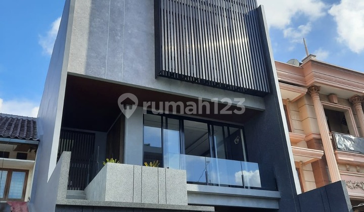 Dijual Rumah Baru Minimalis 3 Lantai di Taman Permata Buana