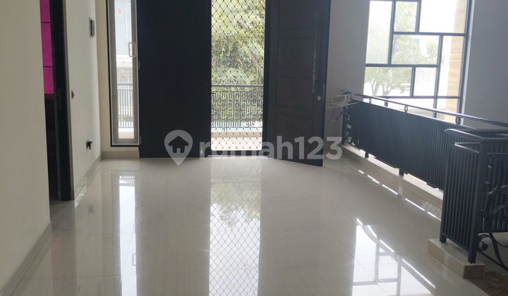 Disewakan Rumah 2 Lantai Pakuwon Indah Cluster The Mansion 2