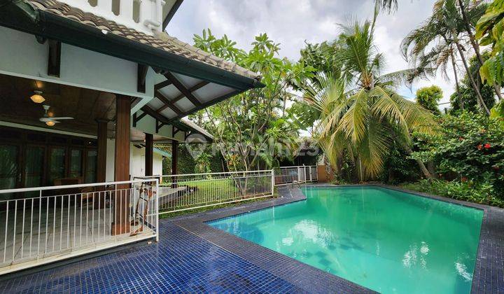 Rumah Klasik Dengan Swimming Pool Dan Halaman Luas di Kemang 1