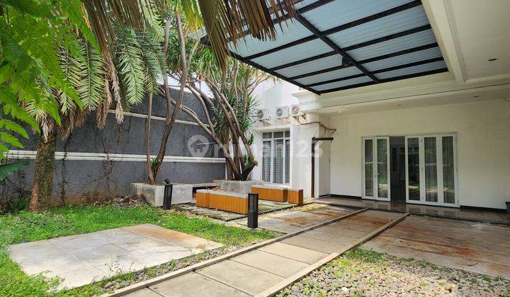 Rumah Klasik Modern 2 Lantai Dengan Swimming Pool di Cipete 1