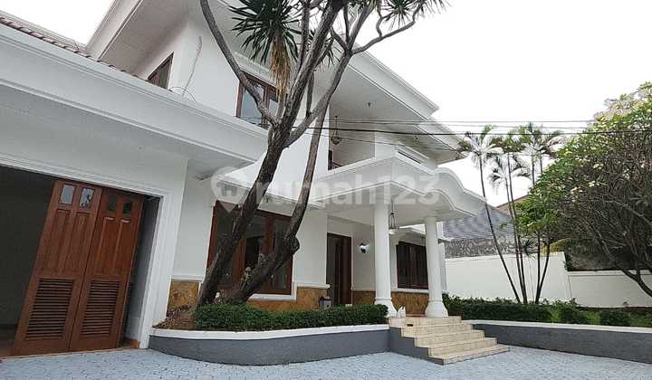 Design Klasik 2 Lantai, Private Pool, 5 Menit Ke Kemang Raya Design Klasik 2 Lantai, Private Pool, 5 Menit Ke Kemang Raya