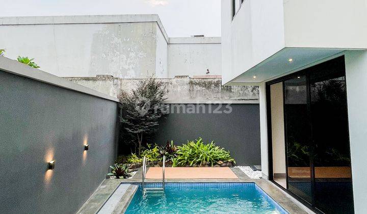 Hunian Modern 3 Lantai Dengan Private Pool di Kemang 2