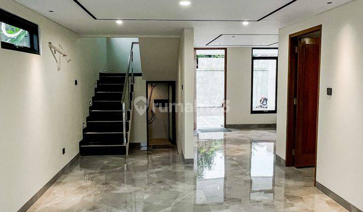 Hunian Modern 3 Lantai Dengan Private Pool di Kemang 2