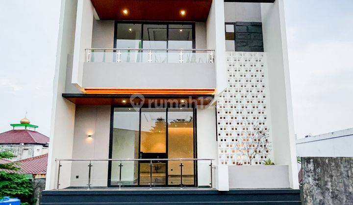 Hunian Modern 3 Lantai Dengan Private Pool di Kemang 1