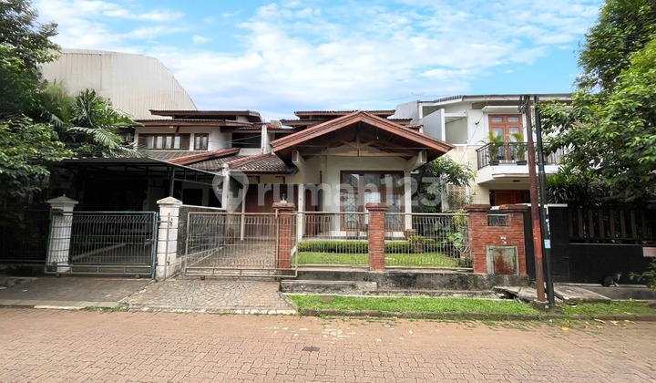 Rumah 2 Lantai Terawat Dalam Komplek Lebak Bulus
