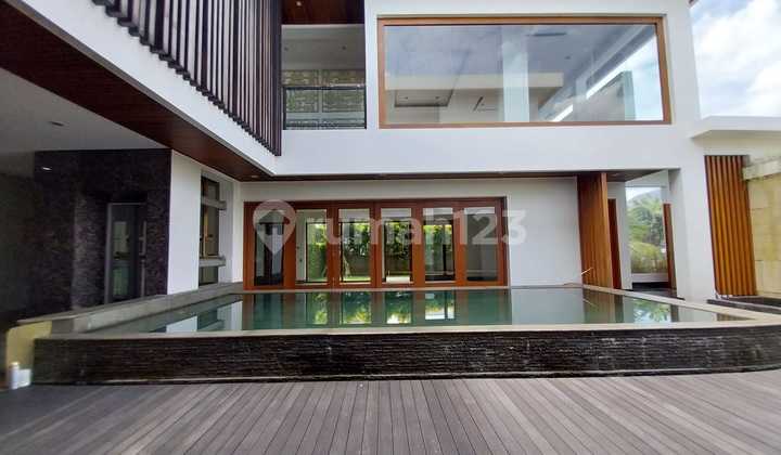 Modern Tropical House, 3 Lantai dengan Private Pool di Pondok Indah