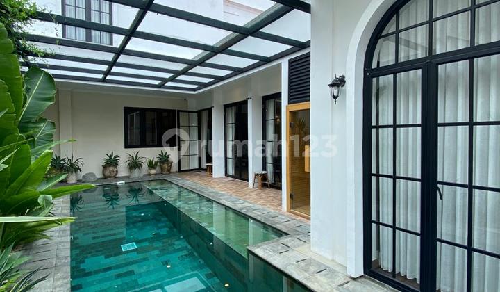 Rumah Mewah 3 Lantai dengan Private Lift di Lebak Bulus