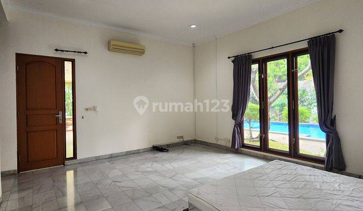 Hunian Cozy Halaman Luas Dengan Private Pool Siap Huni di Kemang 2