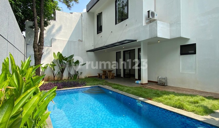 Modern House Dengan Pool Dalam Komplek Elit. 15 menit ke Sta MRT Lebak bulus