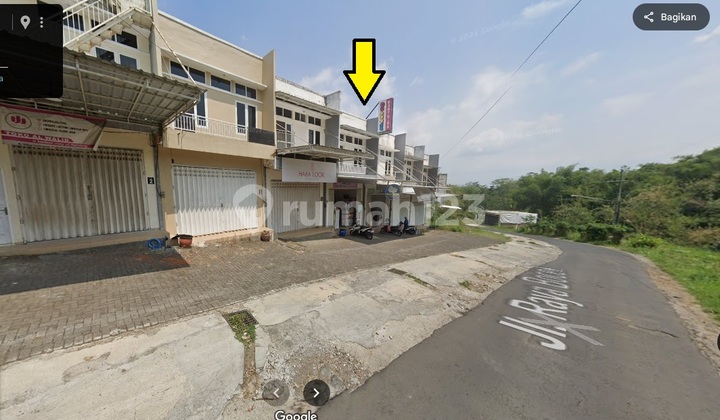 For sale: Ruko with SHM, 2 floors, on Jalan Raya Bocek, Karangploso, Malang, ready to occupy. 2