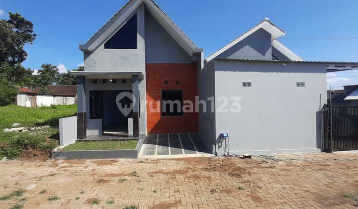 SHM House in Buring, 500 meters from Kedungkandang Main Road, Malang City (Unit Ready) SHM House in Buring, 500 meters from Kedungkandang Main Road, Malang City (Unit Ready)