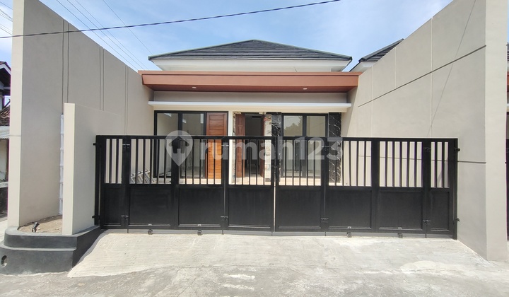 Beautiful Majestic House for Sale with 3-Car Carport in East Candi Sambisari, Purwomartani, Jogja