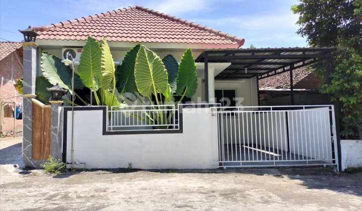 Asri Villa with Private Pool Near Padjadjaran University (UGM) and Panti Rini Hospital in Kalitirto, Berbah, Yogyakarta