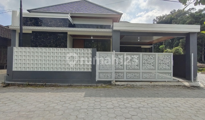 Rumah Cantik Carport 2 Mobil Di Besi Jangkang Jakal Km 13 Jogja