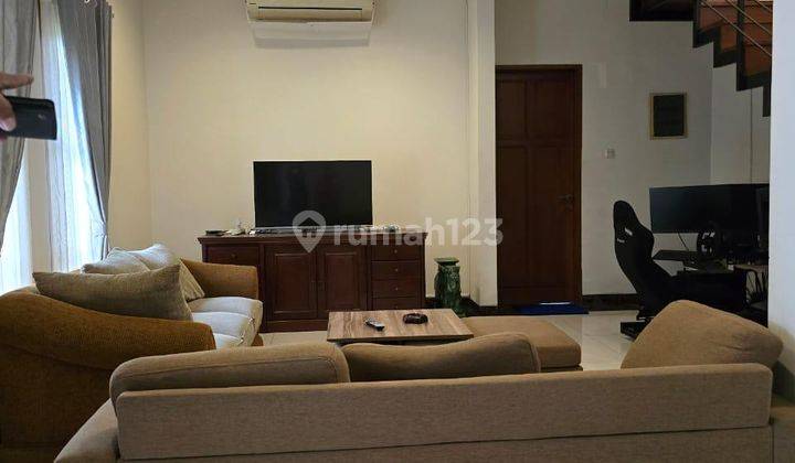 Disewakan Rumah 2 Lantai Bagus Luas Semi Furnished SHM di Bintaro, Tangerang Selatan