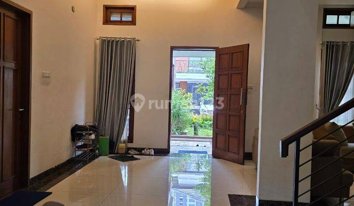Disewakan Rumah 2 Lantai Bagus Luas Semi Furnished SHM di Bintaro, Tangerang Selatan