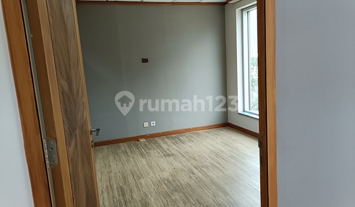 Office Space 3 Ruangan. Cocok Utk Start Up. Depan Halte Transjak