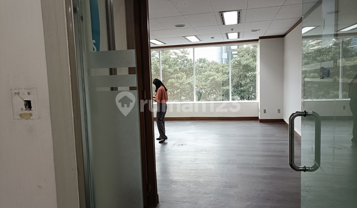 Ruang Kantor Bebas Ganjil Genap. Dilalui LRT, Transjak. Dekat Apartemen,Mall,Hotel Ruang Kantor Bebas Ganjil Genap. Dilalui LRT, Transjak. Dekat Apartemen,Mall,Hotel