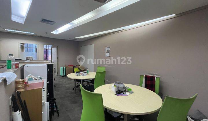 Ruang Kantor Furnished Siap Pakai. Bebas Ganjil Genap. Dilalui Lrt 1