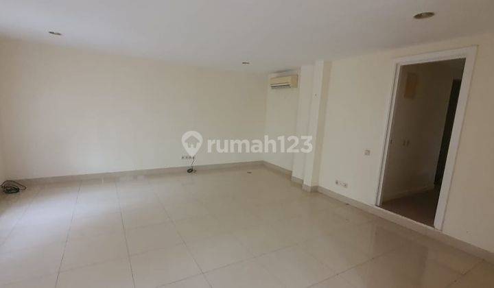 kamar tidur rumah bagus di taman mediterania