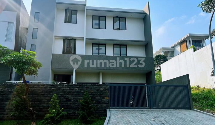 3-story house with swimming pool in Sierra Madre Cluster