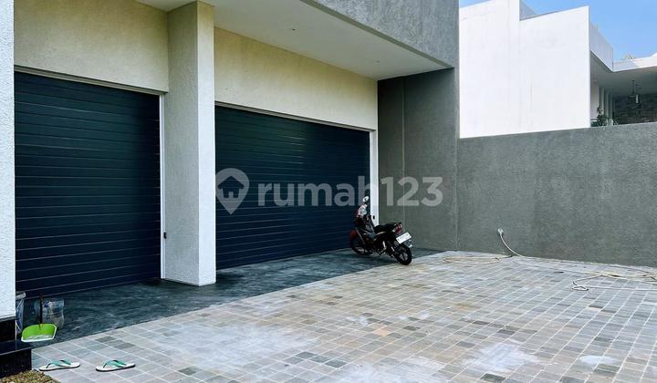 Rumah 3 lantai dengan swimming poll di Cluster Sierra Madre 2