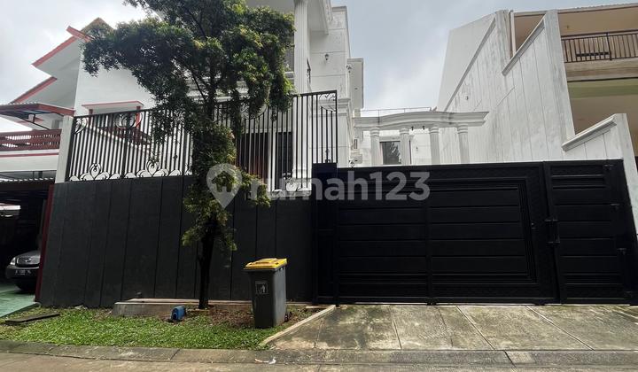 Rumah Furnished Kolam Renang Depan Green Area