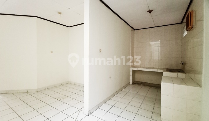 Affordable Ready-to-Occupy 4-Bedroom House on Jl. Kembar, Bandung Affordable Ready-to-Occupy 4-Bedroom House on Jl. Kembar, Bandung