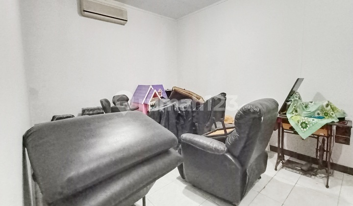 Affordable Shophouse Ideal for Showroom Business on Jl. Jamika, Bandung 2