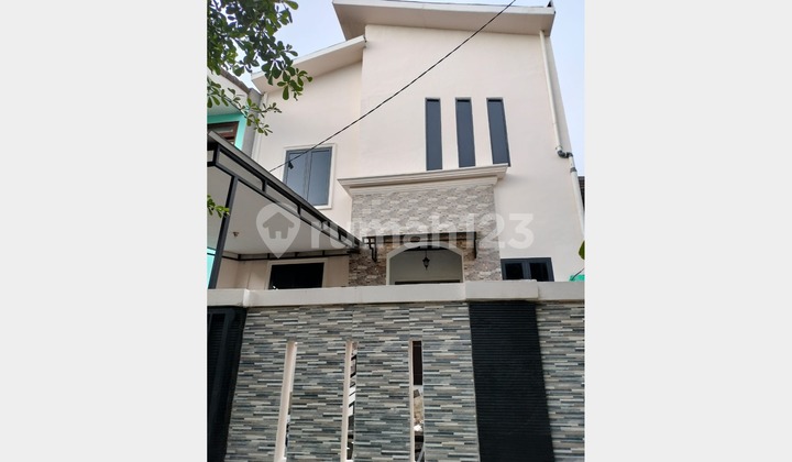 A spacious house in an elite complex in Tapos, Depok. 2