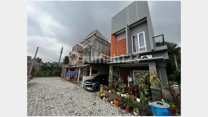 2-STORY HOUSE READY TO OCCUPY WITH LARGE LAND IN GROGOL, DEPOK 2