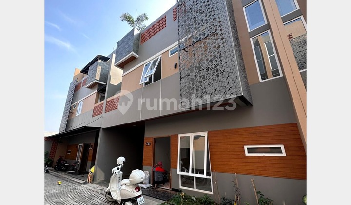 RUMAH 3 LANTAI DENGAN ROOFTOP & JACUZZI, SIAP HUNI DEKAT TOL BRIGIF