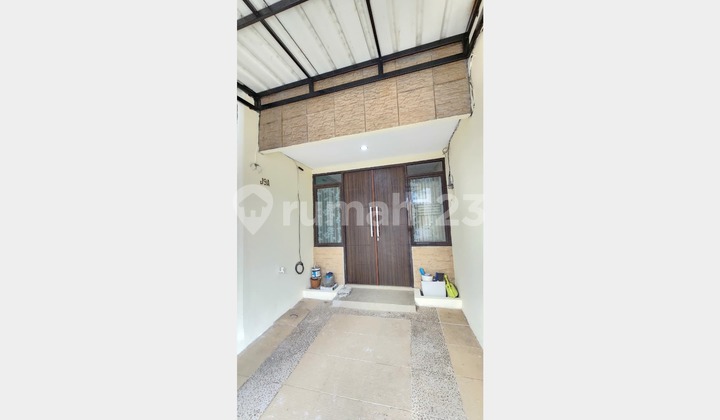 QUICK SALE: SEMI-FURNISHED SECOND-HAND HOUSE WITH COMPLETE SWIMMING POOL FACILITIES, IN LIMO DEPOK 2