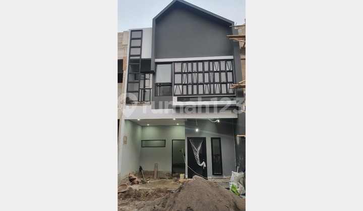 WALKING DISTANCE TO UNIVERSITY OF INDONESIA (UI) HOUSE, NEGOTIABLE UNTIL SOLD.