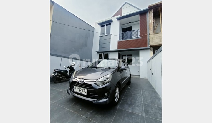 3 MILLION UNTIL UNIT HANDOVER. SPACIOUS READY-TO-OCCUPY HOUSE NEAR DEPOK STATION, ADJACENT TO GDC. 2