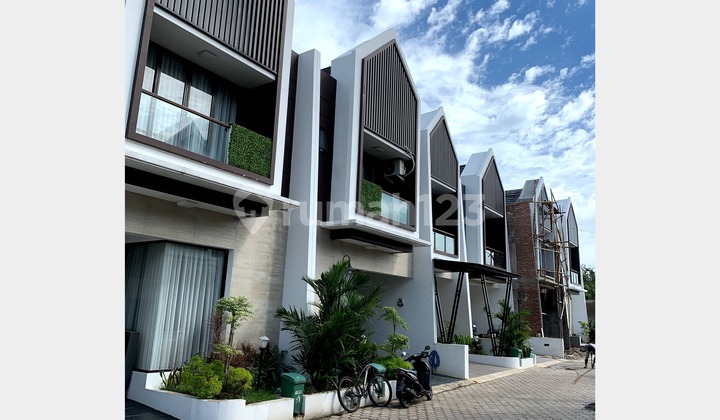 RUMAH LUAS, HOOK, BATA MERAH, CARPORT 2 MOBIL DI CIBUBUR. 5 MENIT TOL CIBUBUR