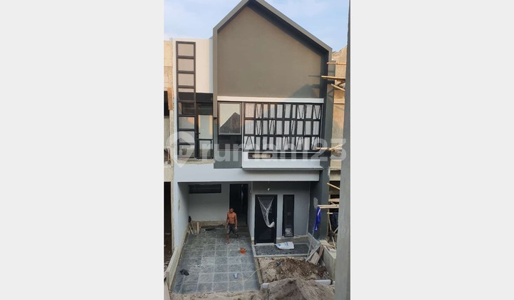 WALKING DISTANCE TO UNIVERSITY OF INDONESIA (UI) HOUSE, NEGOTIABLE UNTIL SOLD.