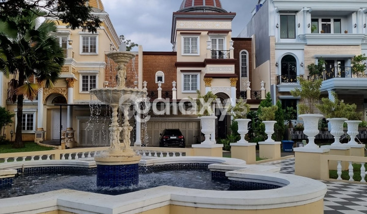 Dijual Rumah di Gading Serpong 3 Lantai Split Furnished dengan Kolam Renang