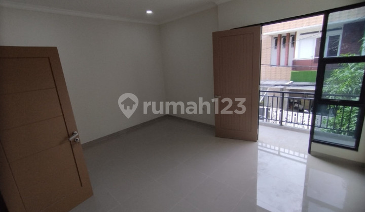 Rumah Meruya Ilir 3 Lantai, Jakbar, LT 100M2 LB 200M2 Rumah Meruya Ilir 3 Lantai, Jakbar, LT 100M2 LB 200M2