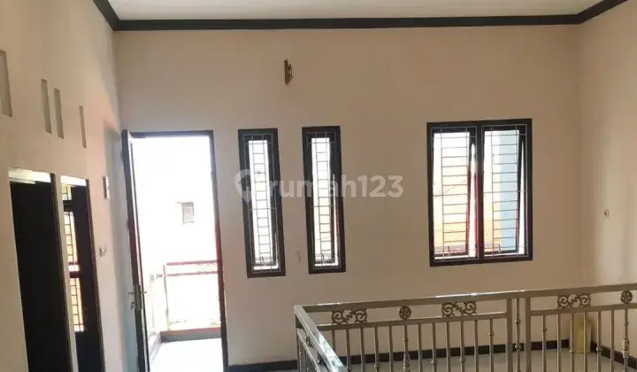 Rumah 2 Lantai, Siap Huni Lokasi Dekat Area Komersial 4
