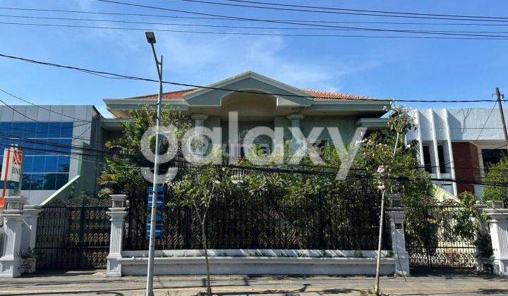 Rumah strategis dan nyaman , dengan perabotan kayu jati di kawasan Dharmahusada, nol jalan raya 1