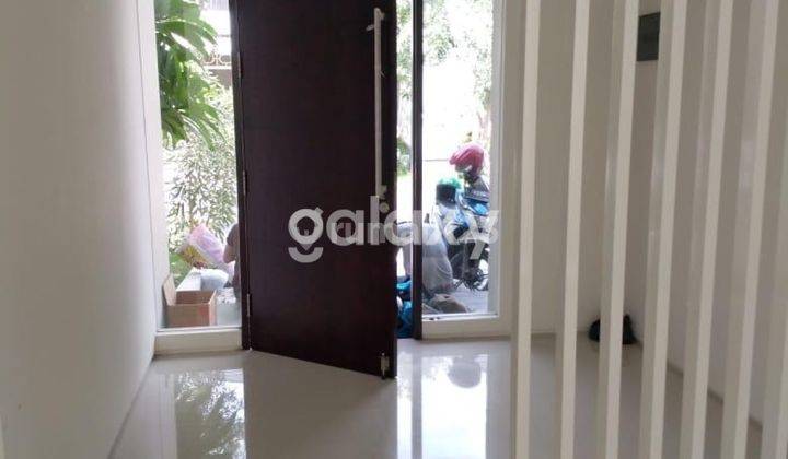 ruang tamu rumah pelican hill citraland surabaya