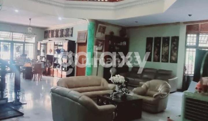 Rumah strategis dan nyaman , dengan perabotan kayu jati di kawasan Dharmahusada, nol jalan raya 2