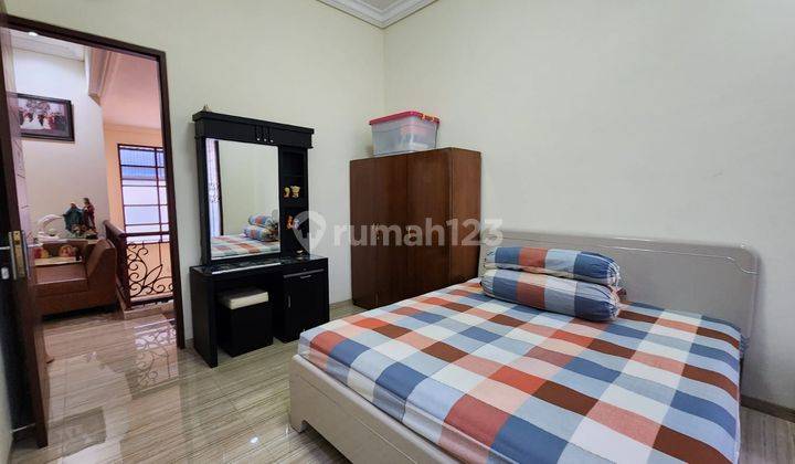 Rumah 2 Lantai Bagus Furnished SHM di Puri Sentra Raya Extension, Surabaya 2