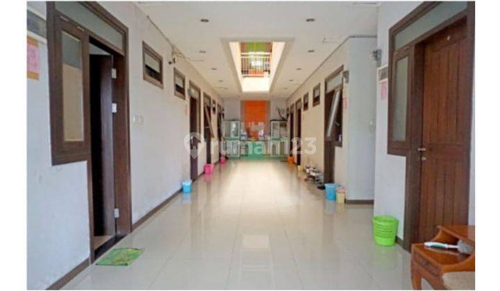 Rumah 4 Lantai Bagus Furnished HGB di East Wood Citraland, Surabaya 2